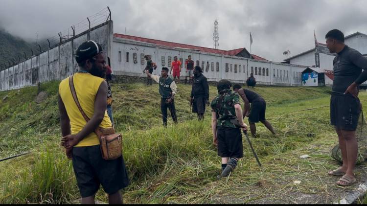 Lestarikan Budaya Kebersamaan, Satgas Yonif 715/Mtl Ajak Warga Gotong-Royong Karya Bhakti di Puncak Jaya