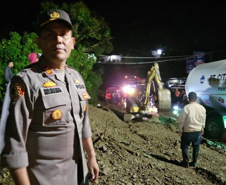 Polres Simalungun Berjibaku Evakuasi Material Longsor Dan Banjir Di Huta Soalan