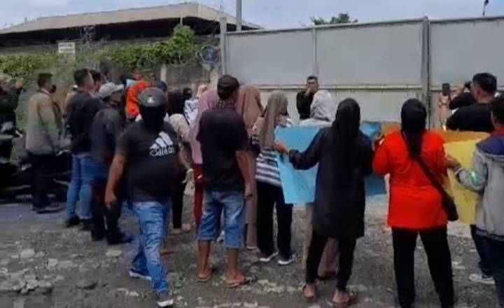 Ratusan Massa Memblokir Pintu Masuk Gerbang PT STTC
