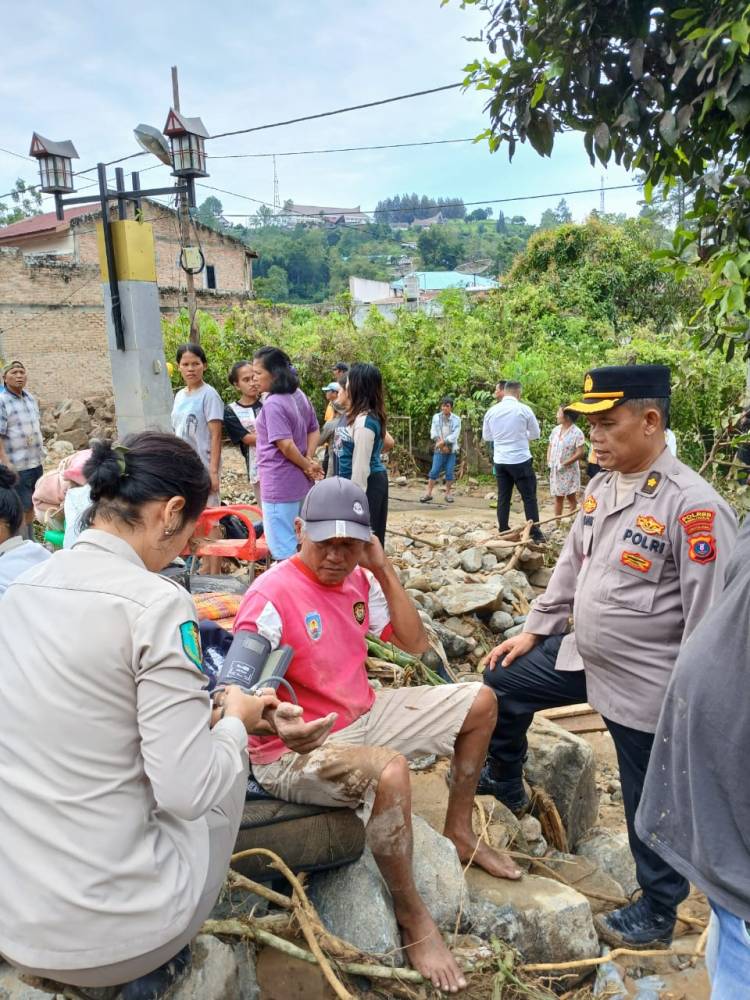Tim Dokkes Polres Simalungun Berikan Pelayanan Kesehatan kepada Korban Banjir di Parapat, Pastikan Kesehatan Warga Terjaga, Dorong Percepatan Pemulihan