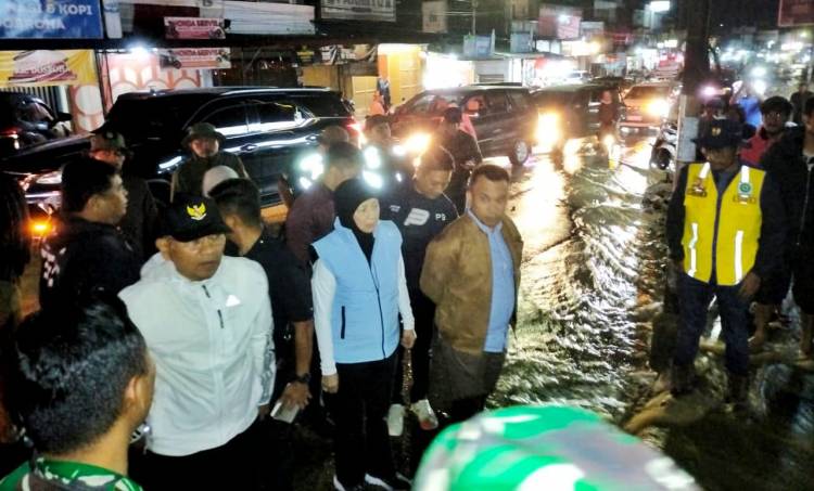 Curah Hujan Cukup Tinggi, Kota Parapat Dilanda Banjir, Bupati Tinjau Lokasi