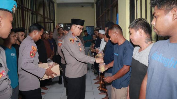 Semarak Ramadhan, Kapolres Halmahera Utara Bagi Takjil Kepada Tahanan Polres Halut