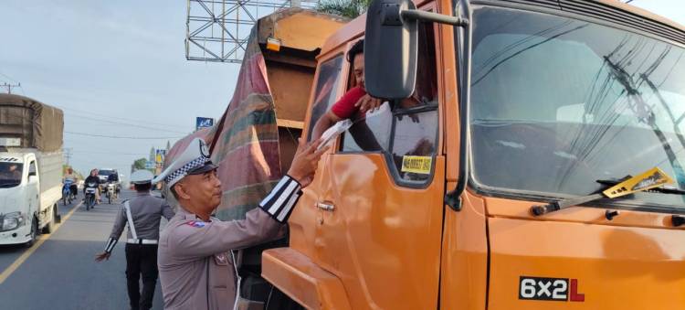 Sat Lantas Polres Simalungun Gelar Kegiatan Polri Peduli Masyarakat Melalui Pembagian Segitiga Pengaman di Jalan Medan