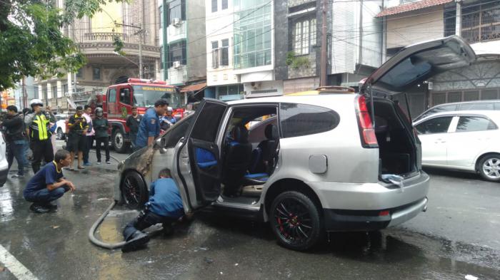 Mobil Terbakar di Jalan S. Parman Hebohkan Pengguna Jalan