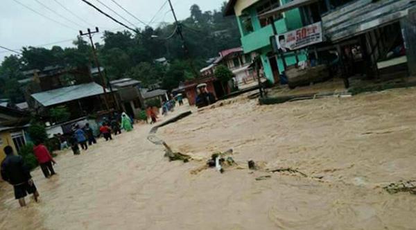 Timsar Evakuasi Puluhan Warga Yang terkan Banjir