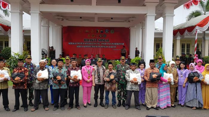 Panglima TNI Serahkan Ribuan Paket Sembako di Pamekasan