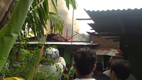 8 Unit Rumah Di Komplek Asrama Widuri Terbakar