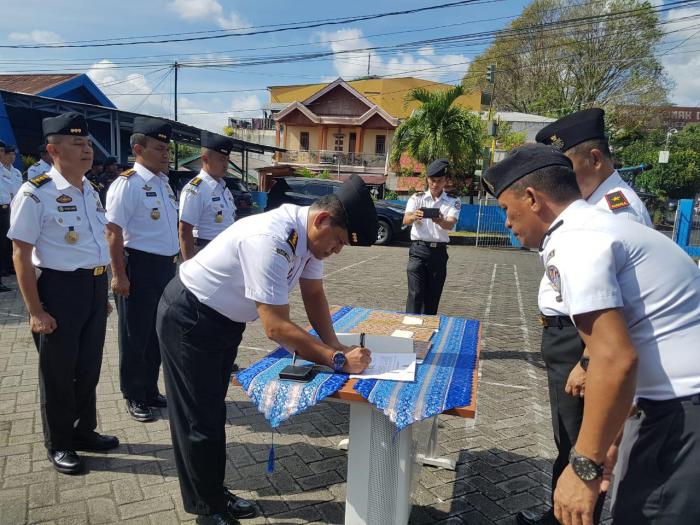 Personel Zona Maritim Tengah Bakamla Tandatangani Pakta Integritas