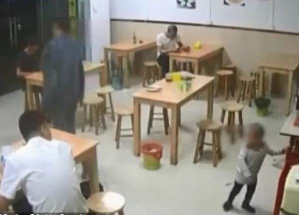 Gara gara kurang Bayar uang Membayar Semangkuk mi, Gadaikan Putrinya