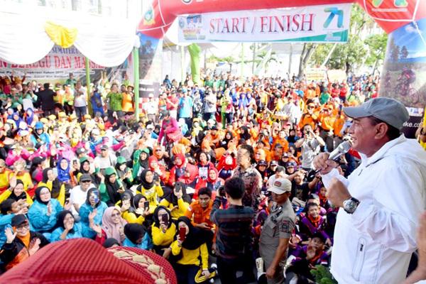 Lebih 12 Ribu Masyarakat Meriahkan Gerak Jalan HUT ke 71 Sumut
