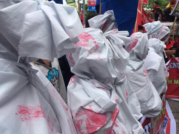 Jelang May Day, "Pocong" Demo Kantor Gubsu