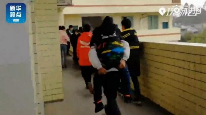 Tunjukkan Rasa Solidaritas, Bocah 12 Tahun ini Gendong Temannya Selama Enam Tahun