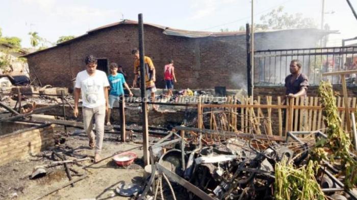 Tiga Rumah di Lahan Garapan di Lalap Sijago Merah