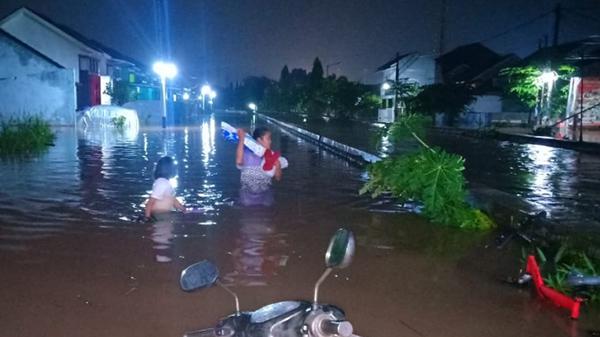 Banjir dan Longsor Landa  Kota Tangsel,  Satu Balita Tewas