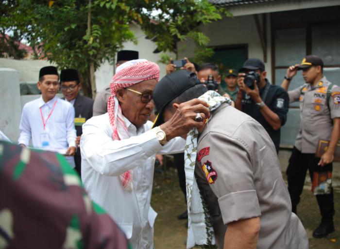 Kapolri dan Panglima TNI Silaturahmi dengan Pengurus dan  Santri Ponpes Sumber Mas Sumenep