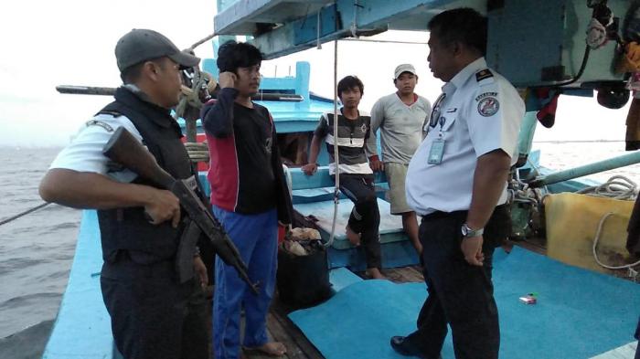 Patroli Laut, Bakamla RI Serukan Para Awak Kapal Agar Tidak Buang Limbah dan Sampah ke Laut