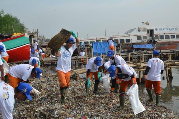 Inilah Aksi Bakamla -  Wings Bersihkan Pantai Utara Jakarta