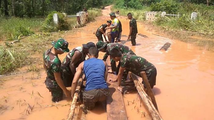 Peduli Warga, Satgas Yonif 521/DY Bangun Jembatan Darurat