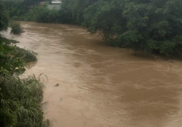 Pasca Hujan Semalaman, Debit Air Sungai di Medan Meningkat