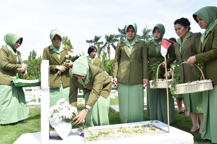 Persit KCK PD Kodam I/BB Ziarah ke Makam Pahlawan