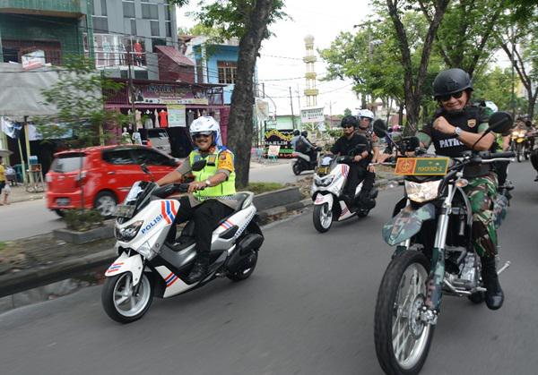 Pangdam I/BB dan Kapoldasu  Kendarai Motor Keliling Medan