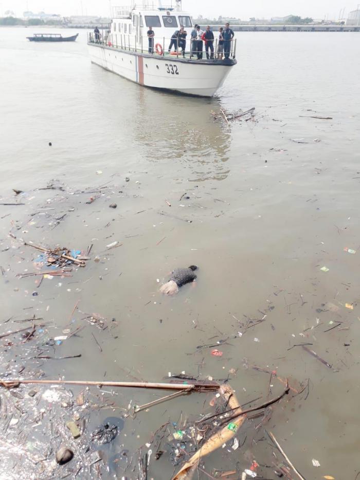 Patroli KN 332 Lihat Mayat  Laki laki Terapung di Laut