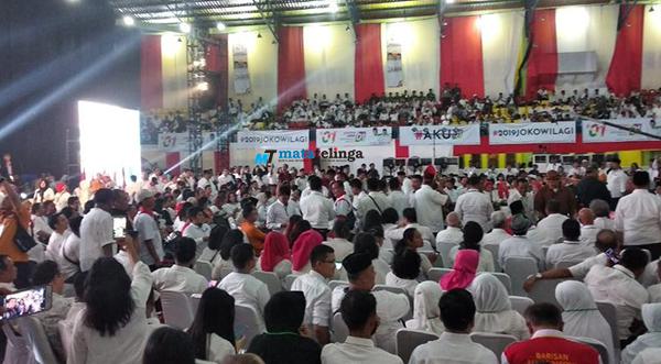 Para Pendukung Jokowi Menggunakan Pakaian Serba Putih