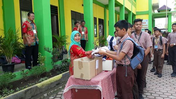 Usai UNBK, Pelajar SMPN 7 Medan Kumpulkan Seragam Sekolah