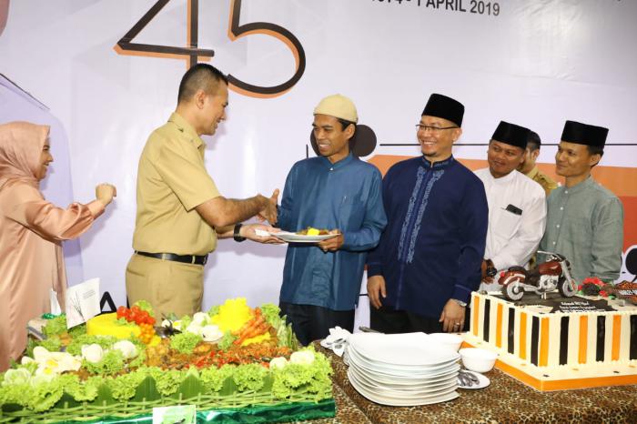 Ustad Abdul Somad Beri Kejutan yang Buat Ijeck Terharu di Milad ke-45 