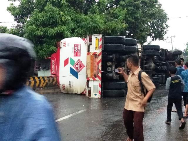 Truk Tangki BBM Terguling