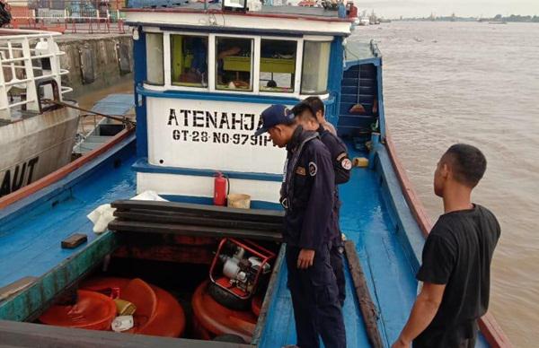 KN Kelut Laut Gagalkan Penyelundupan BBM Ilegal di Sungai Musi 