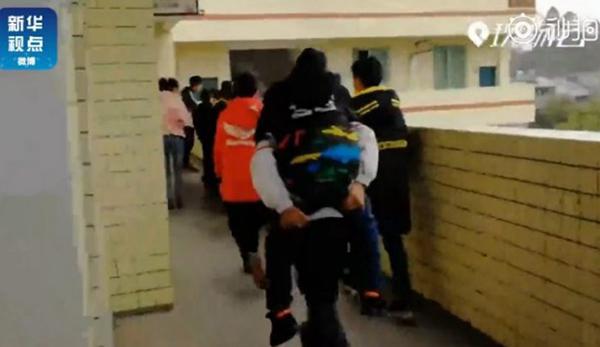 Meski Lumpuh, Masih Ada Temannya Menggendong ke Sekolah