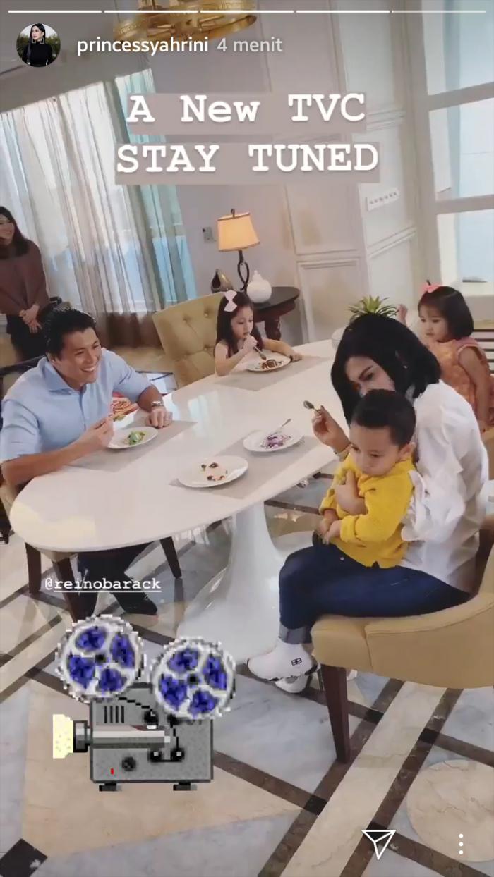 Syahrini Dicium, Begini Ekspresinya