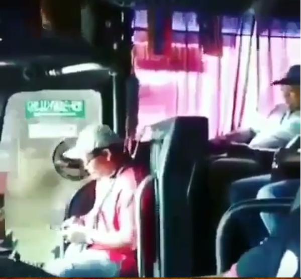 Asyik Main Gadget, Kondektur Ini Mendadak Kesurupan