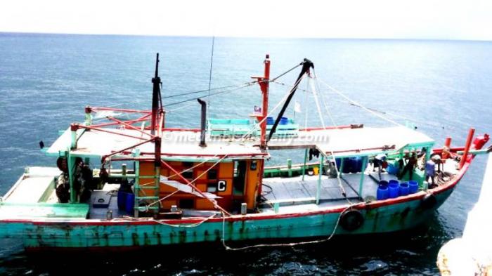 Petugas KKP Menangkap Dua Kapal Asing di Perairan Selat Malaka
