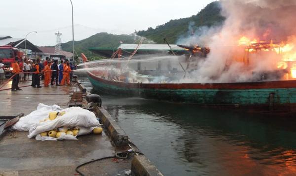Kapal Nelayan Baru Bersandar di Pelabuhan Sibolga Terbakar, Dua ABK Tewas Terpanggang