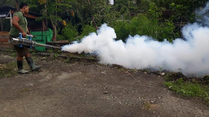 Cegah Malaria, Prajurit Satgas Yonif 126/KC Lakukan Pogging dan Penyaluhan