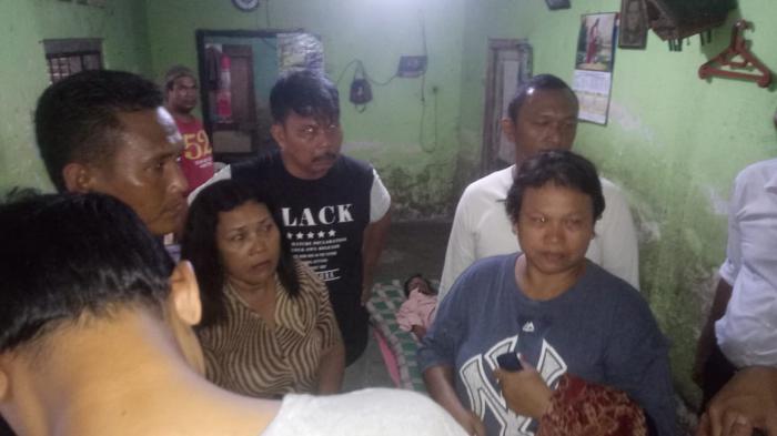 Puluhan Warga Berduyun Duyun Ke rumah Ramot Terkulai dengan tali