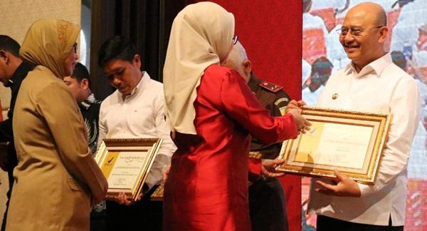 Eldin Terima Penghargaan Dari Badan POM RI