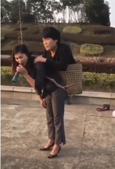 Istri Gendong Suami dan Anak Mencari Nafkah