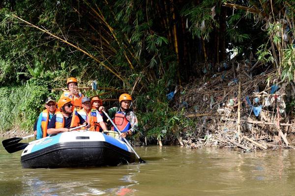 Menyusuri Sungai Babura, Gubsu Prihatin Banyak Sampah