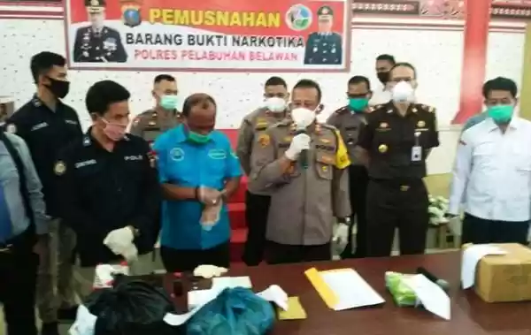 Polres Pelabuhan Belawan Blender 2,8 Kg Sabu dan Bakar 2 Kg Ganja