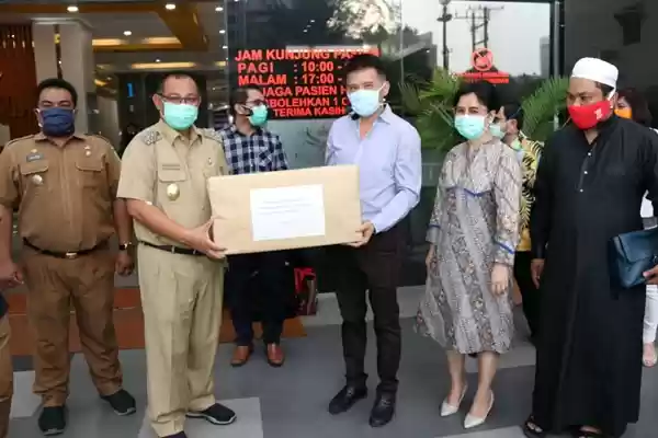 Pemko Medan Salurkan 100 APD Untuk RS Royal Prima