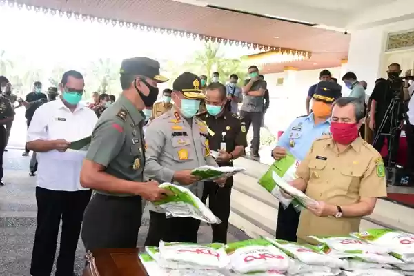 TNI Serahkan Ribuan APD dan Rapid Test Untuk Pemprov Riau