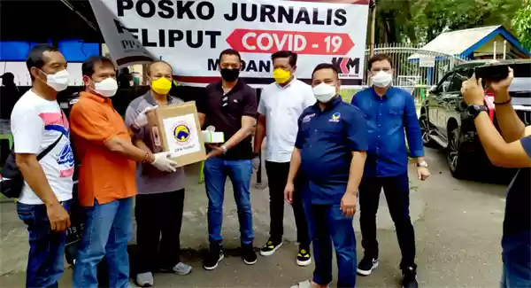 PSP Foundation dan Garda Pemuda Nasdem Bagikan Masker Kepada Jurnalis Peliput Covid 19