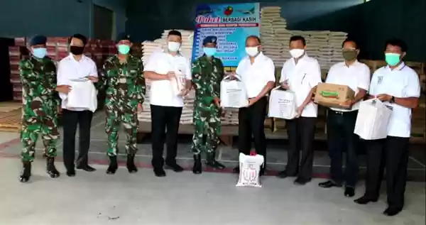 Lanud Suwondo dan Sejumlah Pengusaha Bagikan 3.000 Paket Sembako Untuk Warga Terdampak Covid 19