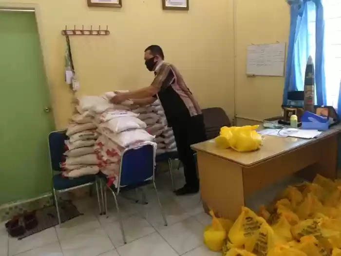 Mantan Bupati Langkat dan Keluarga Besar Bagikan 60 Paket Bahan Makanan ke PWI