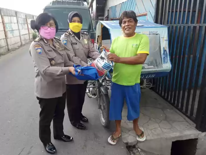 Dampak Covid-19, Dit Binmas Polda Sumut Berikan Sembako Kepada Masyarakat