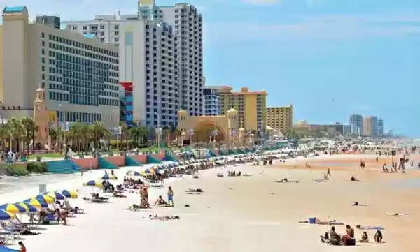 Warga Amerika Serikat Berbondong  Bondong ke Pantai Daytona, Florida, AS, Cabut  Lockdown 
