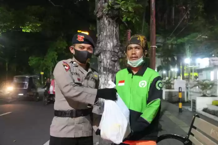 Imbas Covid-19, Personil Brimob Bagikan Sembako kepada warga Medan